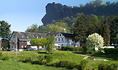 Das Hotel mit dem Lilienstein im Hintergrund